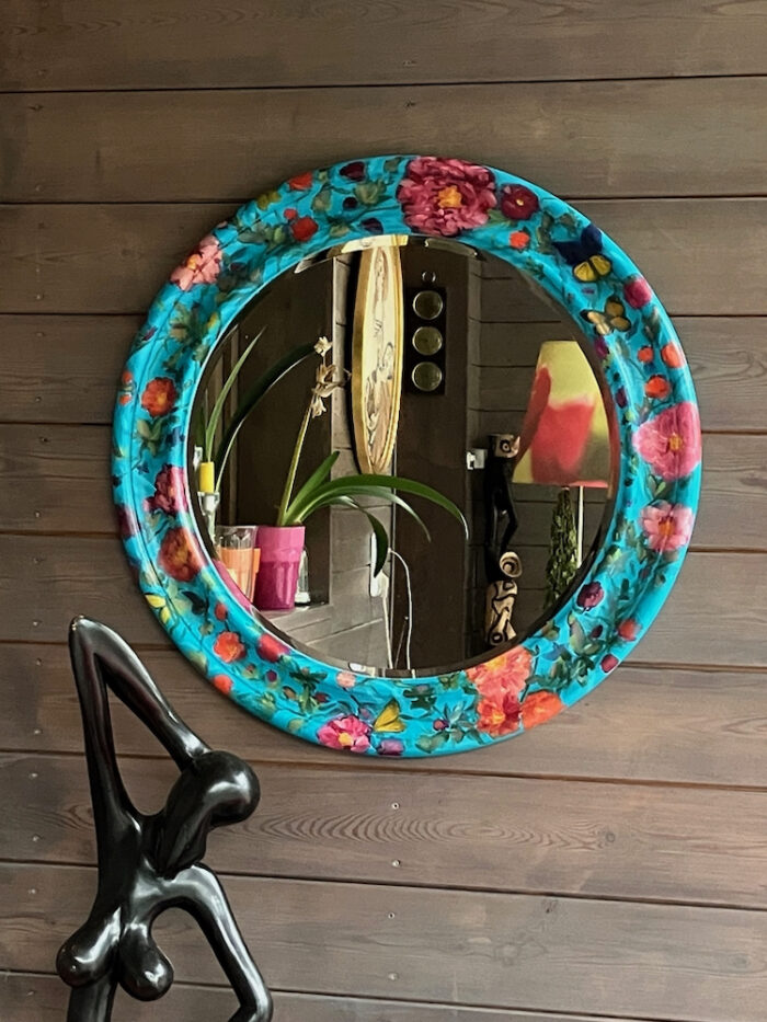 A Mirror with a Edge of Flowers, oil on wood, 77 cm (round), 2023,jpg